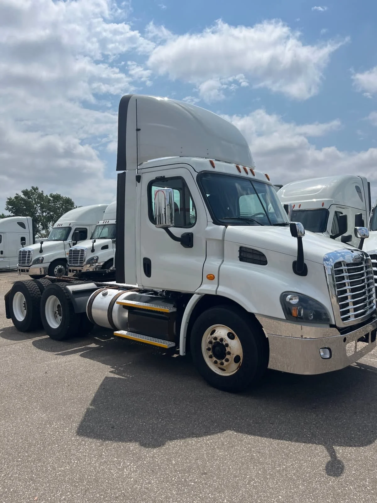 2017 Freightliner Cascadia in Minneapolis, MN — photo 3