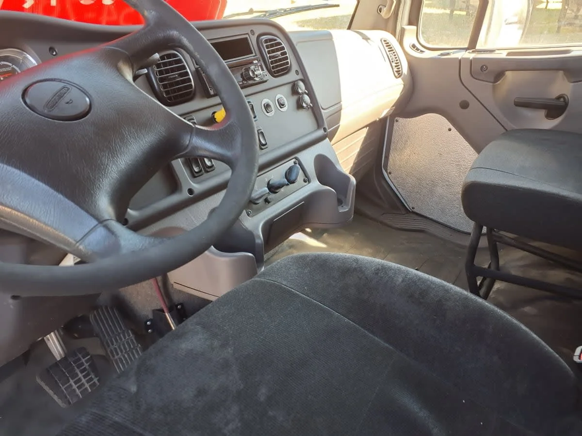 2018 Freightliner M2 106 - image 7