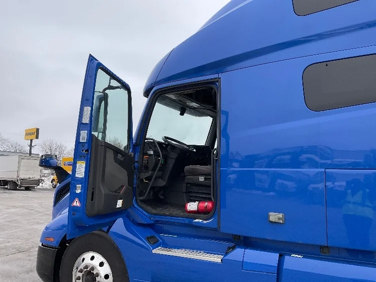 2020 Volvo VNL 760 - image 9