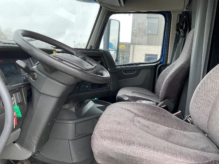 2020 Volvo VNL 760 - image 10