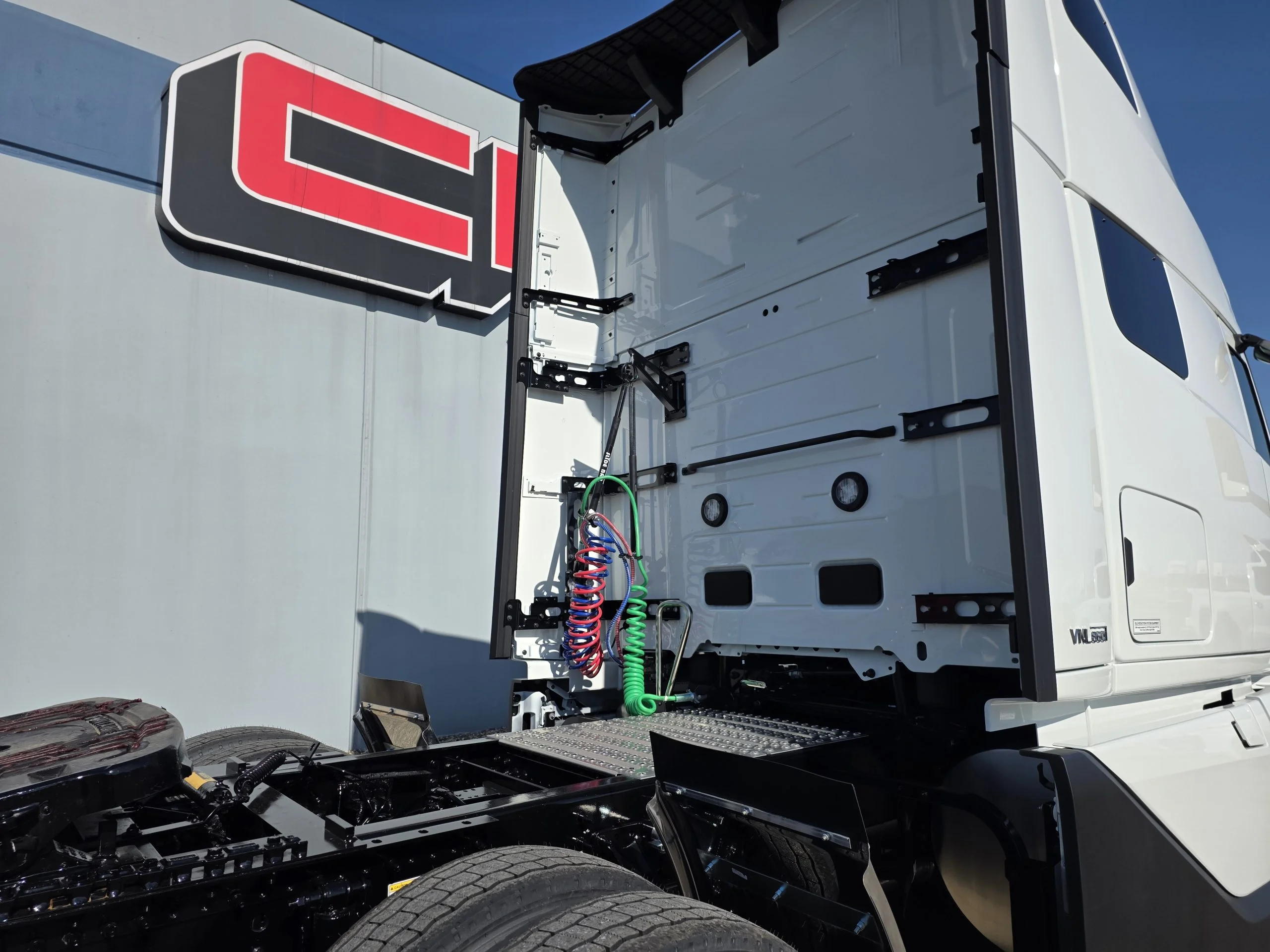 2027 Volvo VNL 860 - image 5