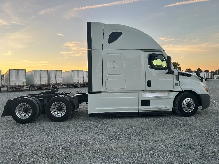 2021 Freightliner Cascadia in Greensboro, NC — photo 8