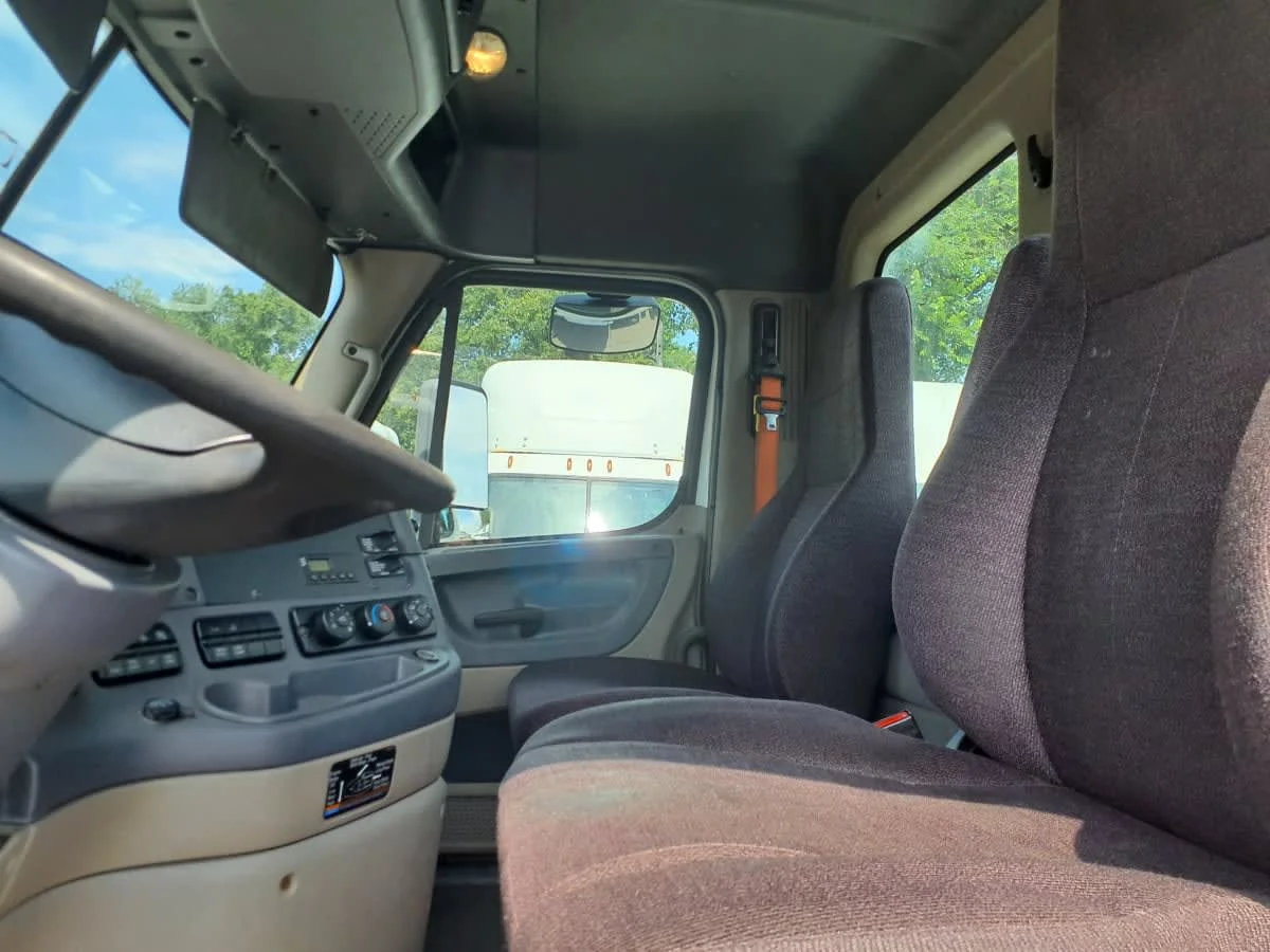 2016 Freightliner Cascadia - image 10