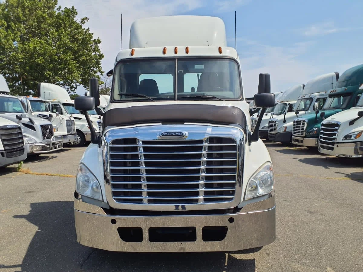 2016 Freightliner Cascadia - image 2