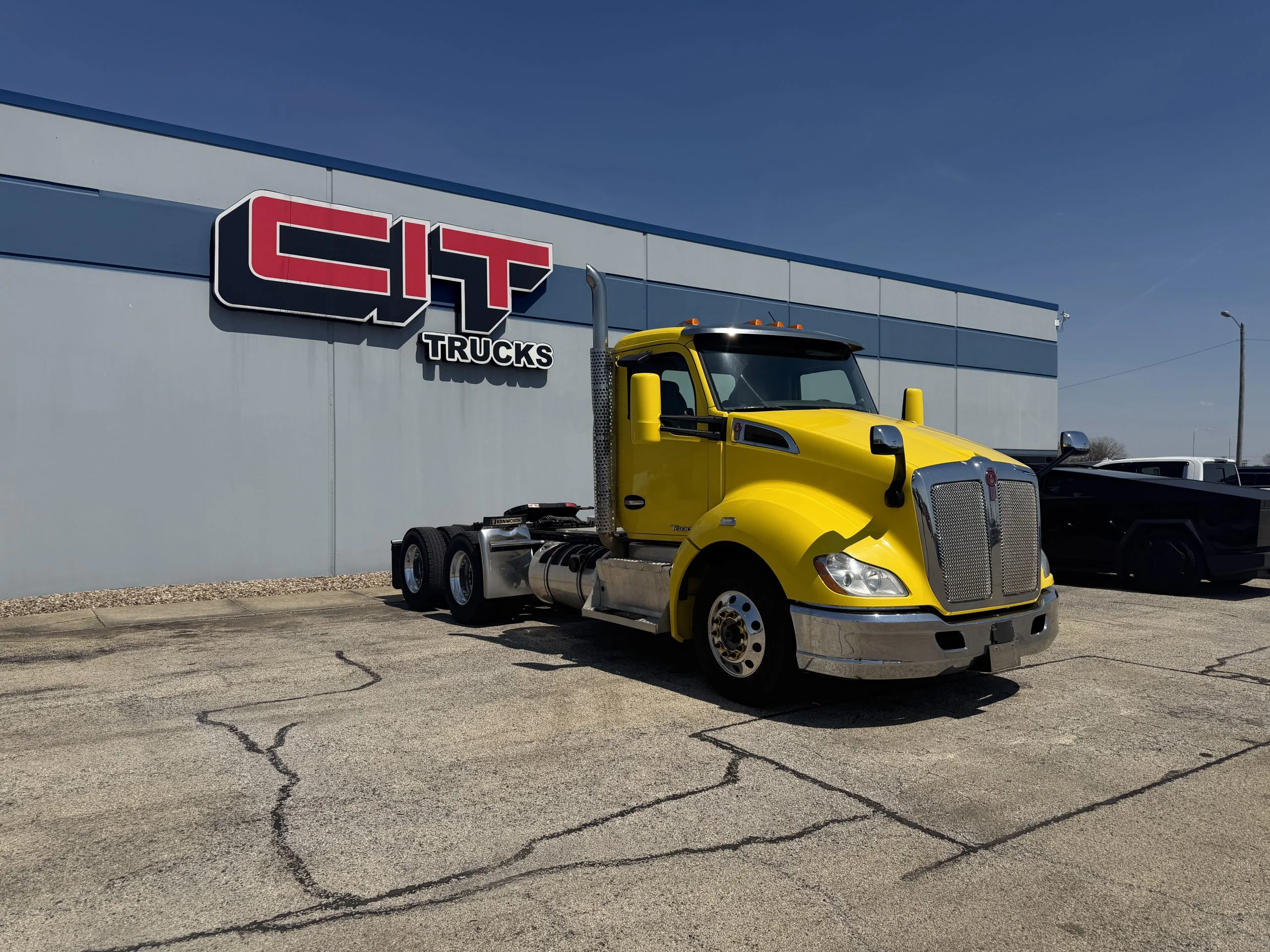 2017 Kenworth T680 - image 3