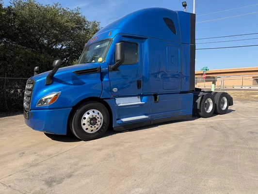 2022 Freightliner Cascadia in Fort Worth, TX — photo 2