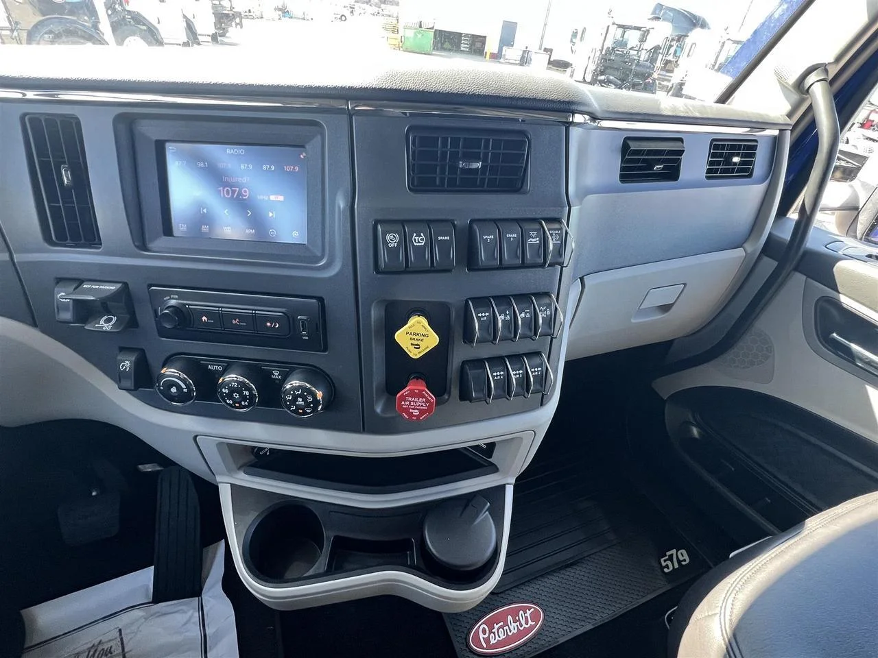 2027 Peterbilt 579 - image 11