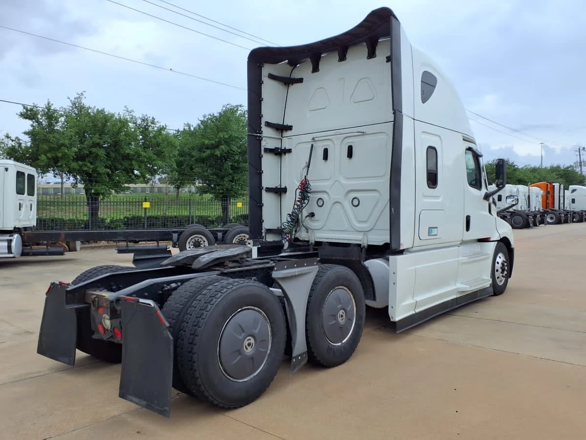2023 Freightliner Cascadia - image 4