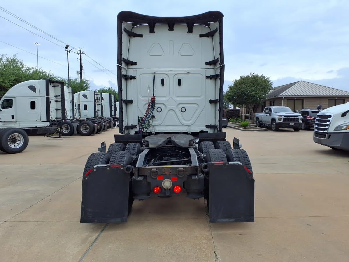 2023 Freightliner Cascadia in Houston, TX — photo 5