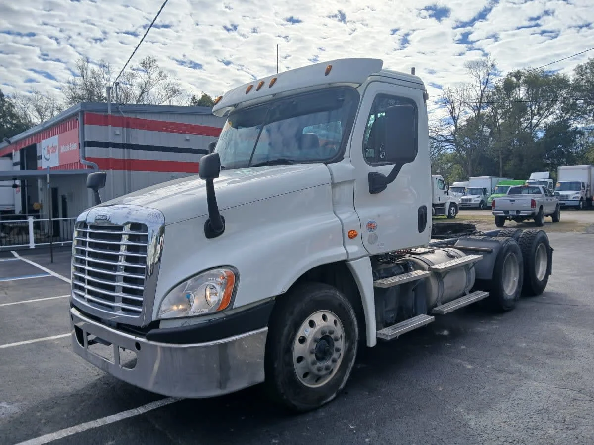 2017 Freightliner Cascadia - image 2