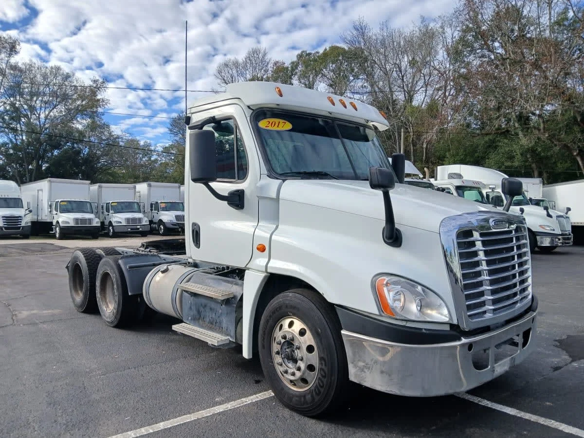 2017 Freightliner Cascadia in Jacksonville, FL — photo 3