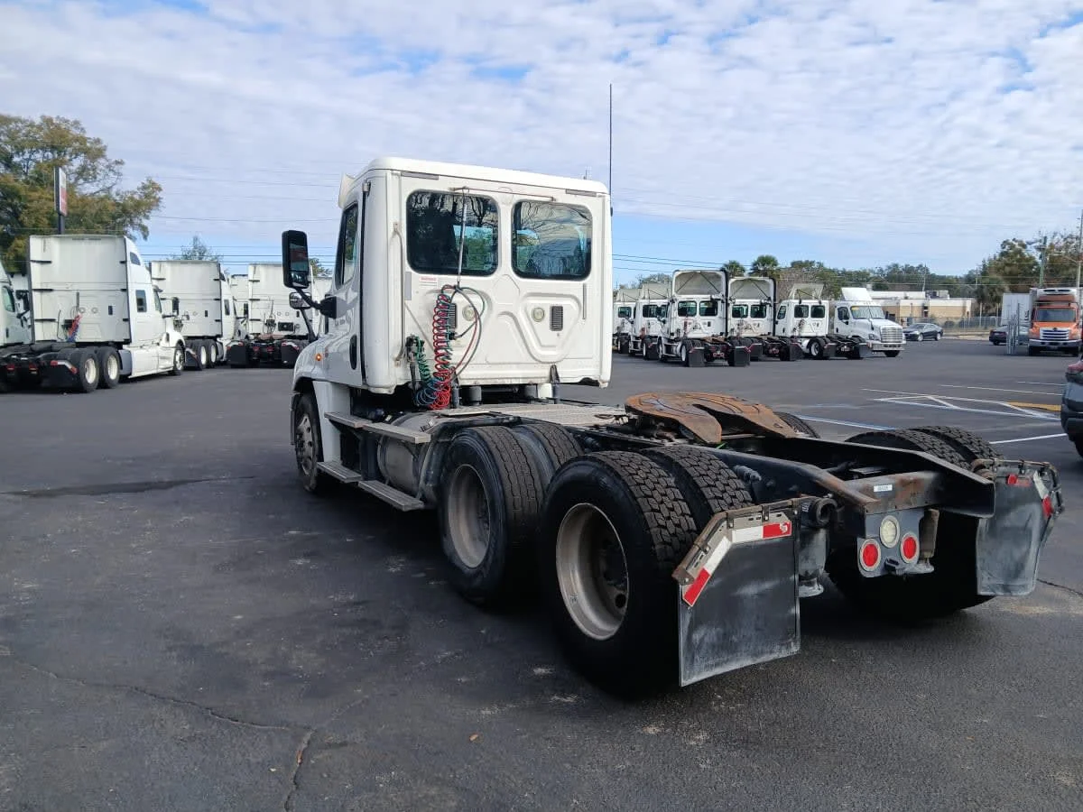 2017 Freightliner Cascadia in Jacksonville, FL — photo 6