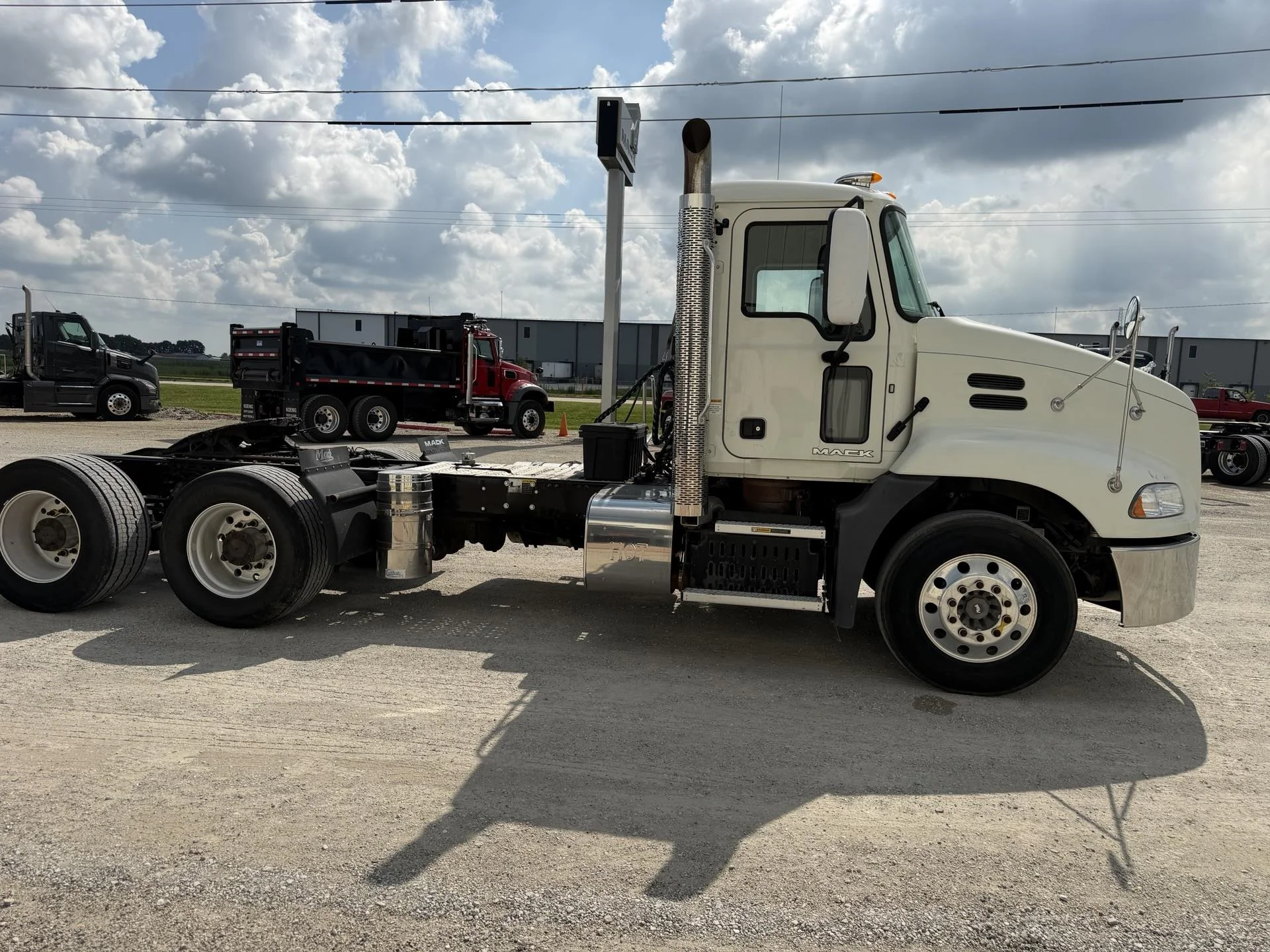 2015 Mack Pinnacle in Decatur, IL — photo 7