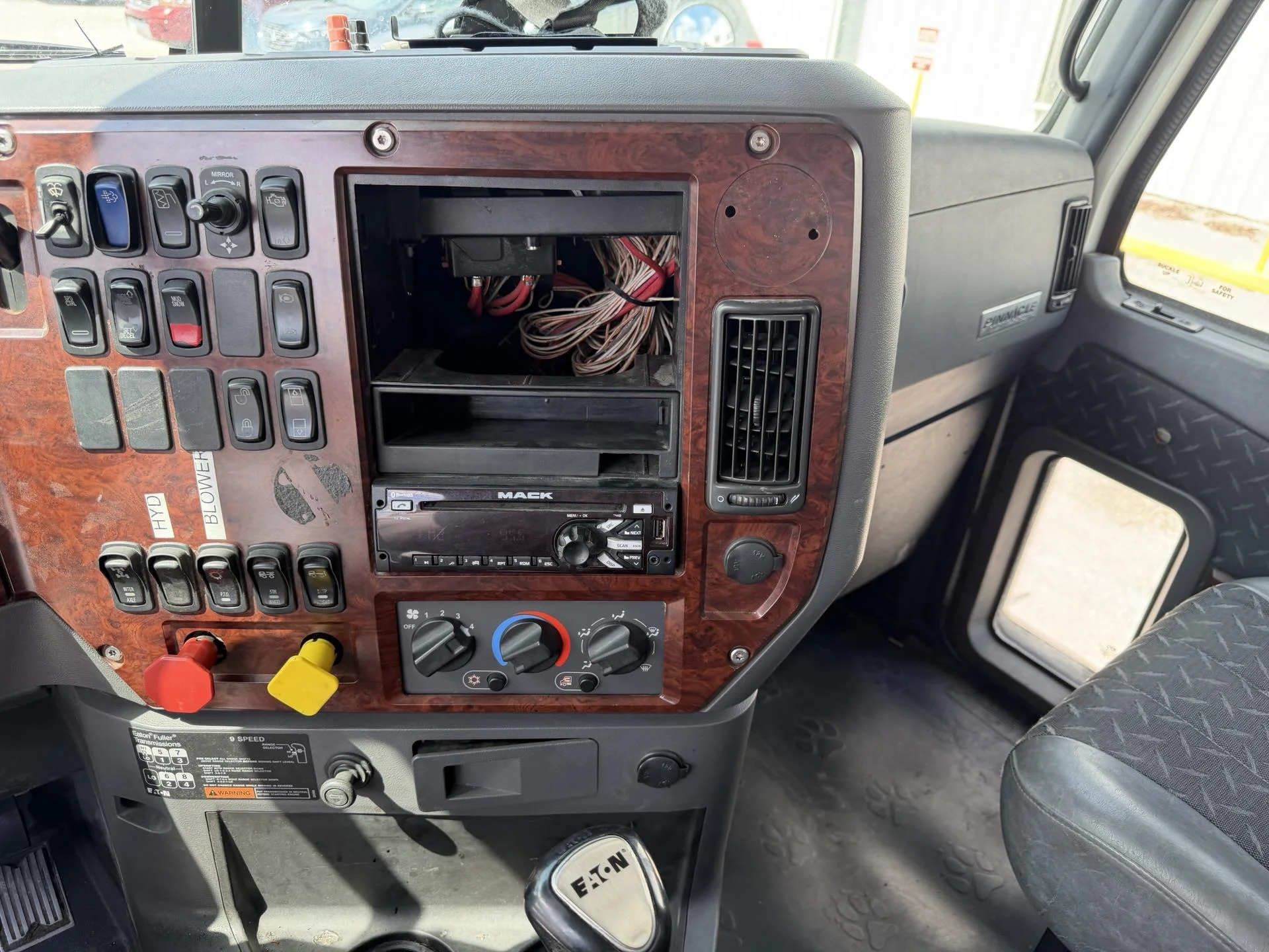 2015 Mack Pinnacle in Decatur, IL — photo 13