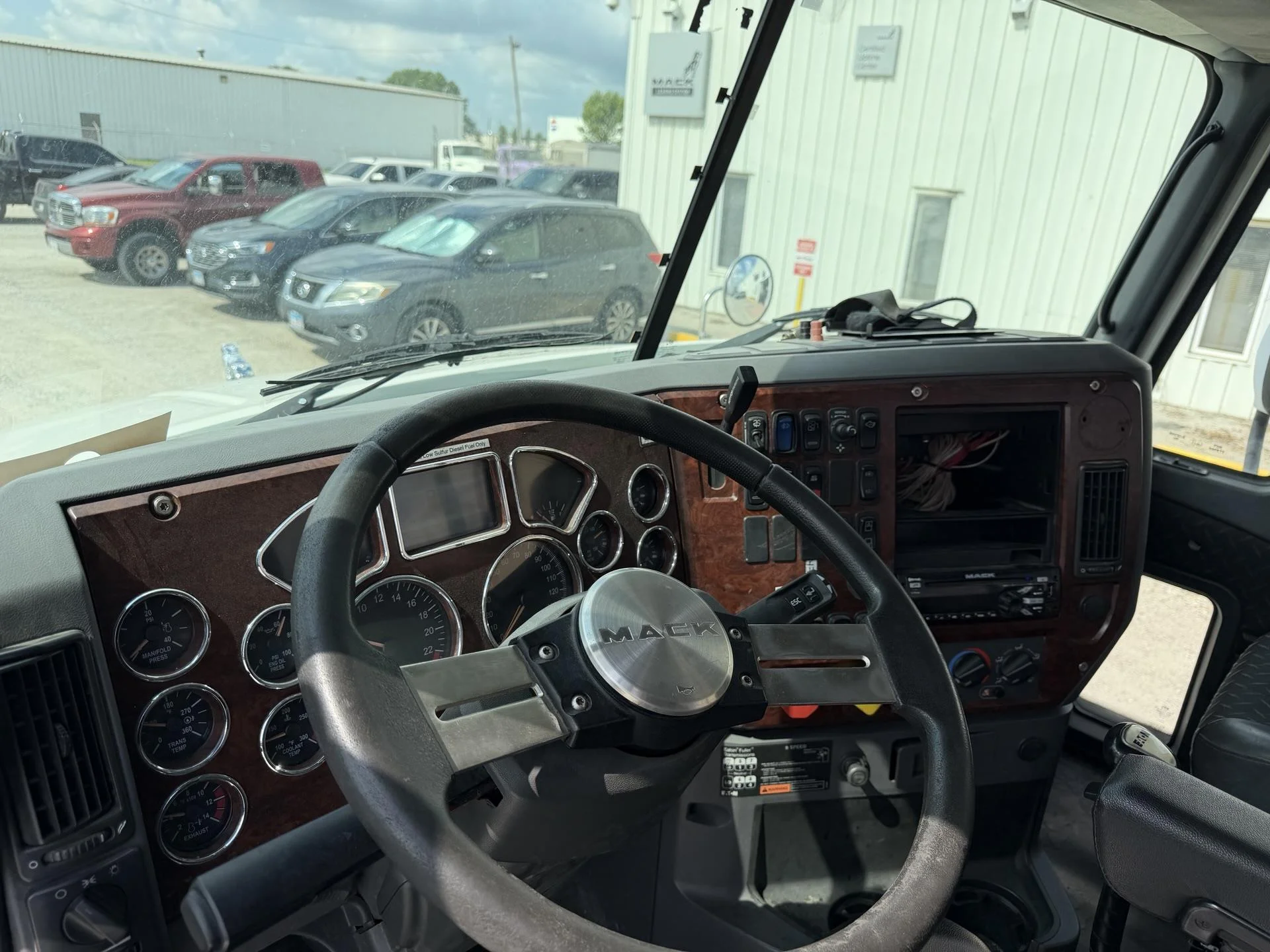 2015 Mack Pinnacle in Decatur, IL — photo 11