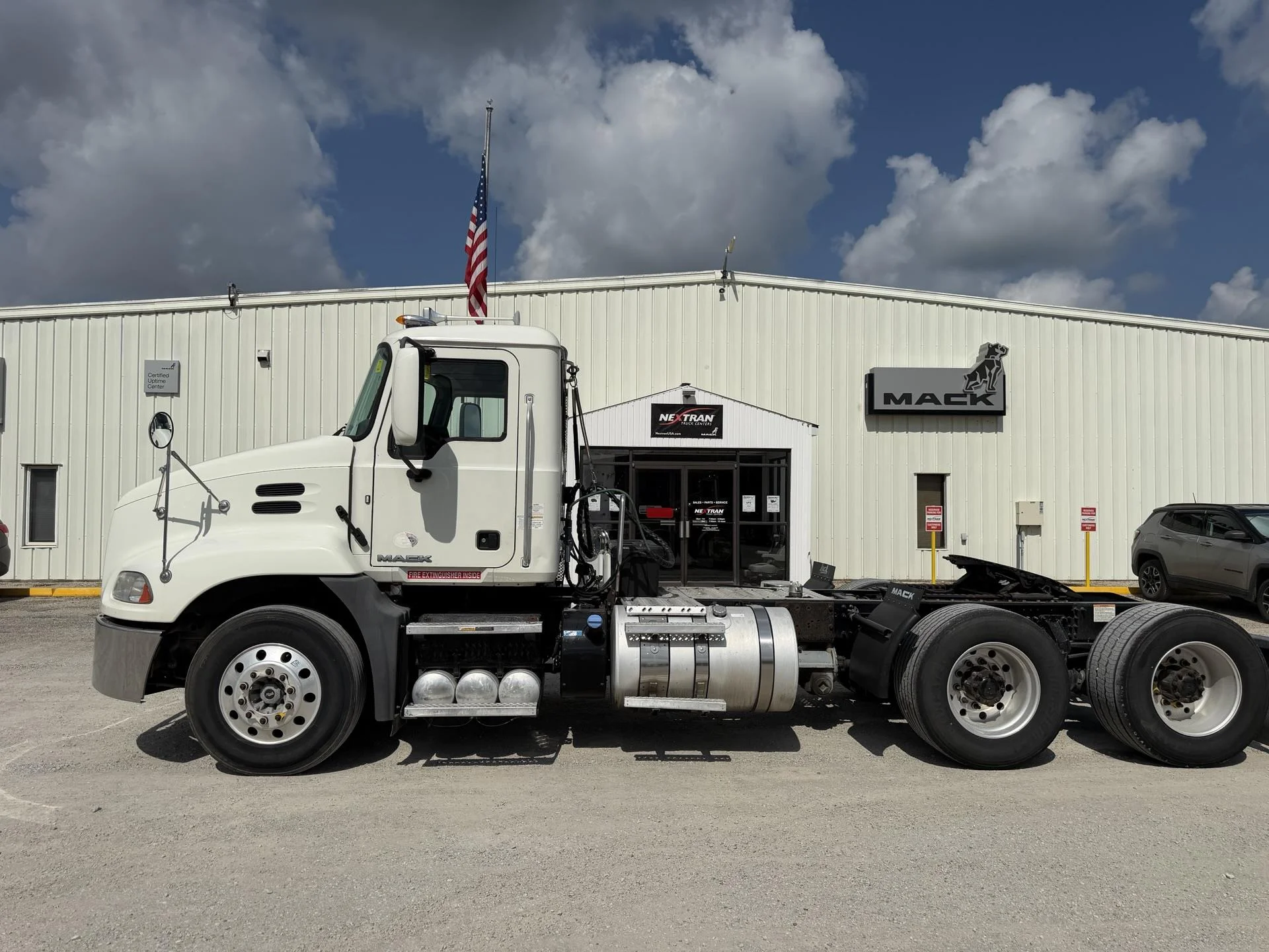 2015 Mack Pinnacle in Decatur, IL — photo 2