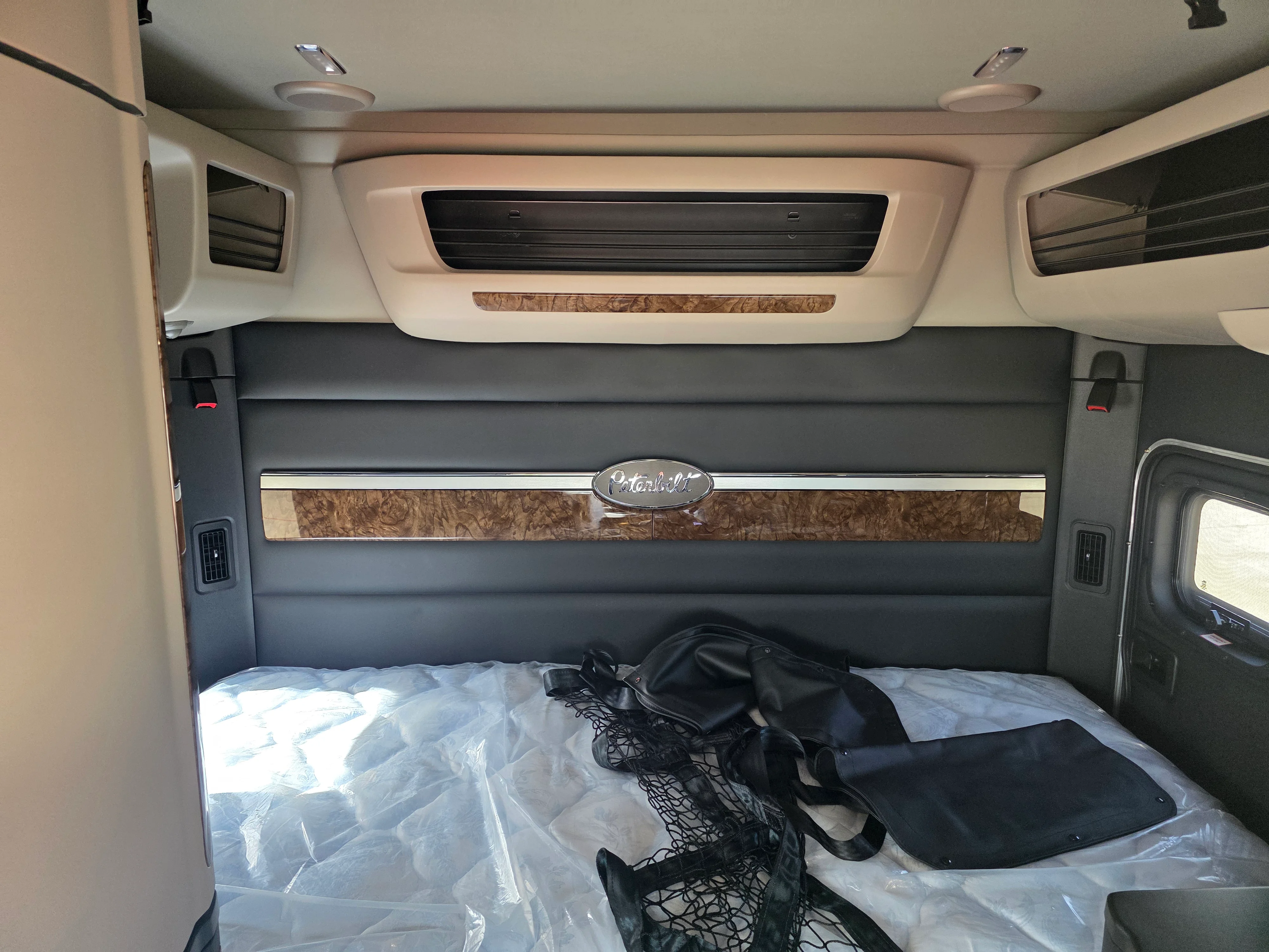 2027 Peterbilt 589 — photo 10