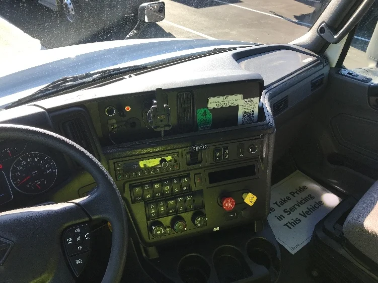 2023 International LT - image 10