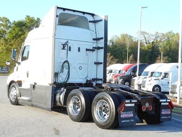 2022 FREIGHTLINER Cascadia 116 - image 3