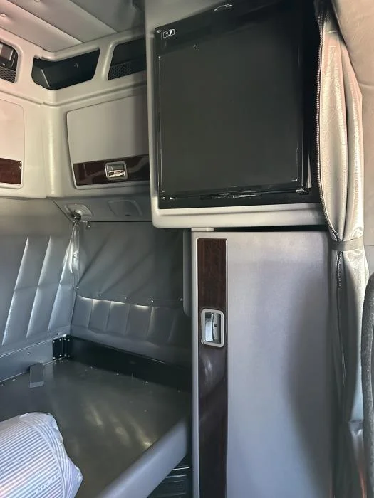 2024 Peterbilt 389 - image 8