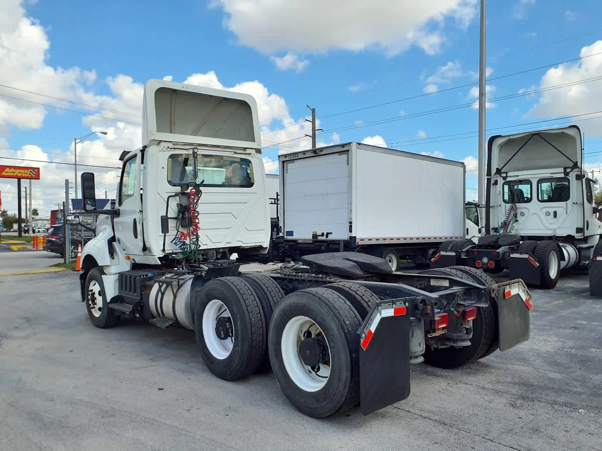 2018 International LT - image 6