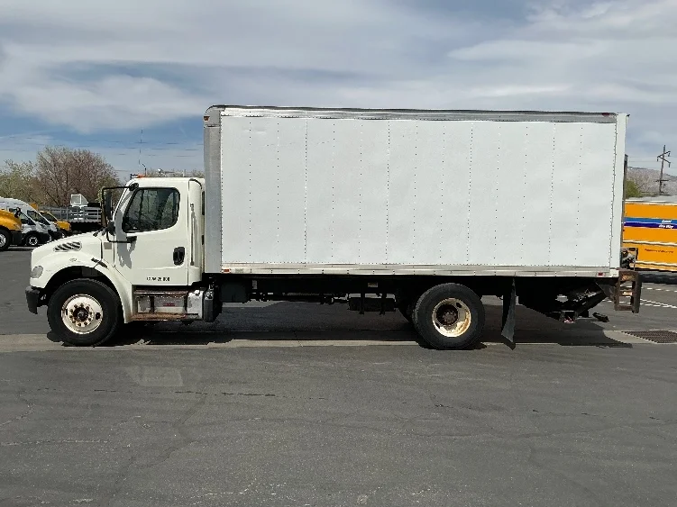 2015 Freightliner M2 106 - image 4