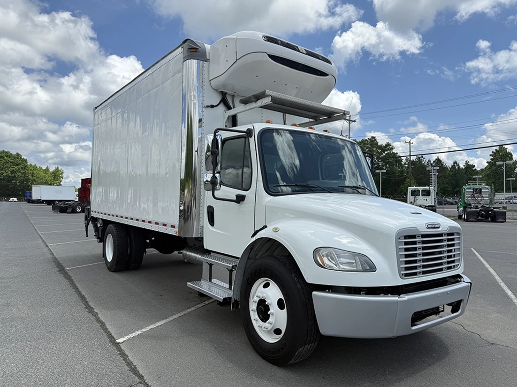 2017 Freightliner M2 106 — photo 2