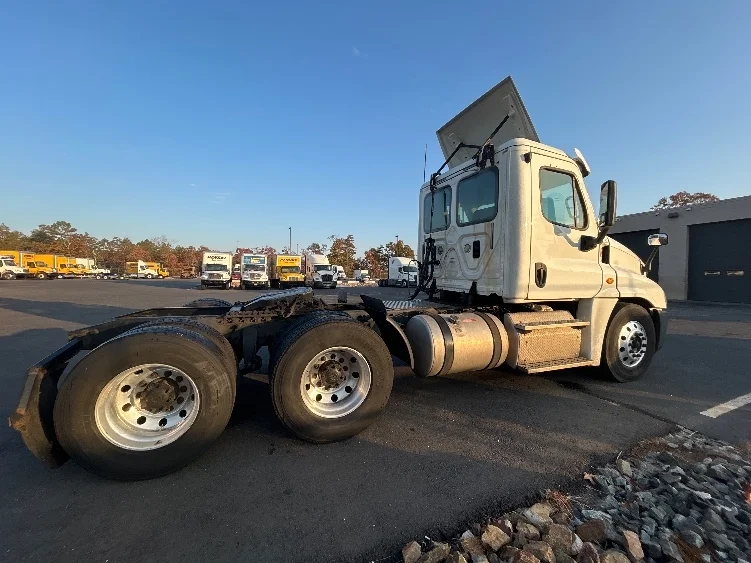 2016 Freightliner Cascadia - image 7