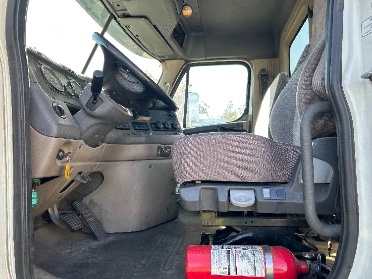 2016 Freightliner Cascadia - image 10