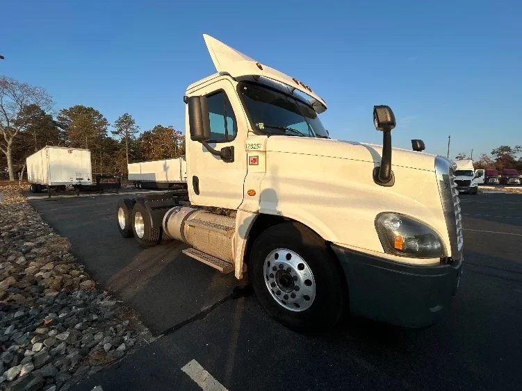 2016 Freightliner Cascadia - image 3