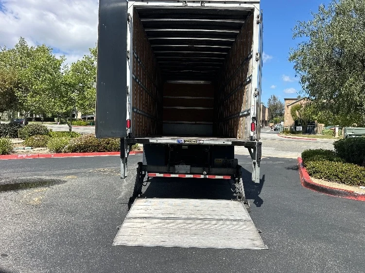 2018 Hino 268 - image 9