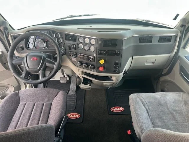 2019 Peterbilt 579 - image 12