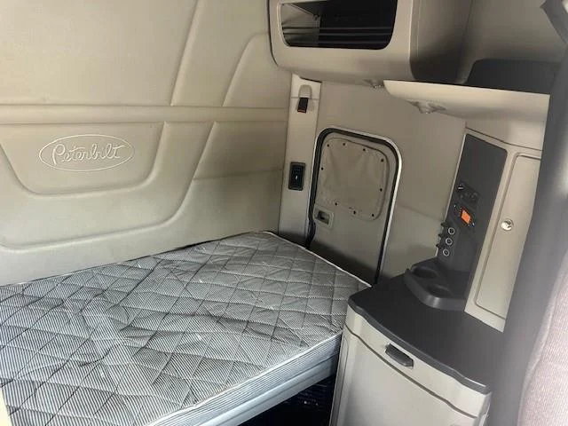 2019 Peterbilt 579 - image 13