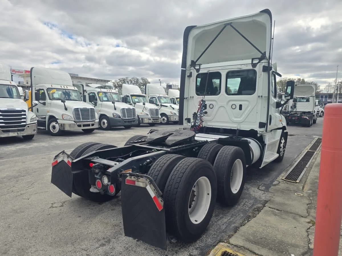 2019 Freightliner Cascadia - image 6