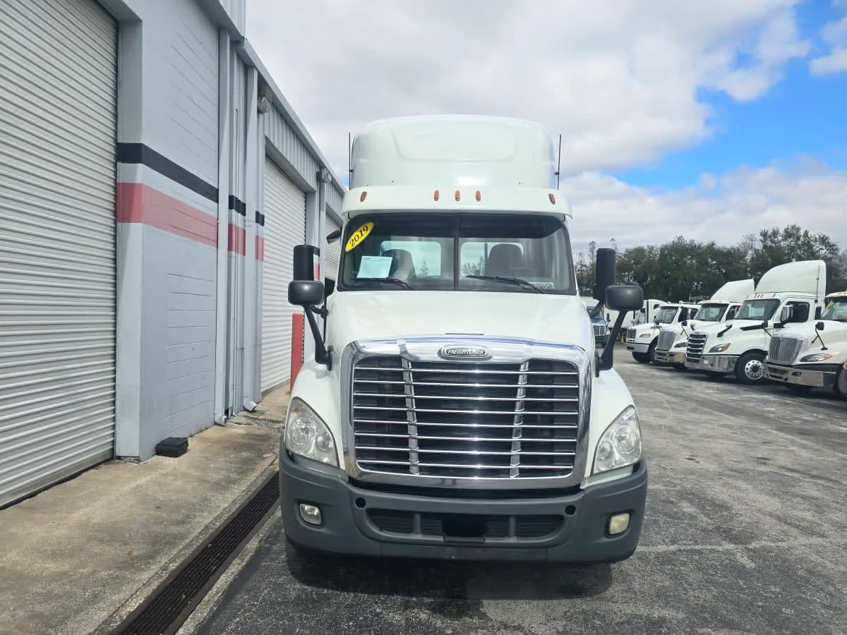 2019 Freightliner Cascadia - image 2