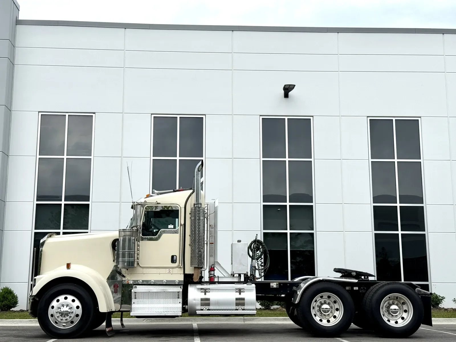 2018 Kenworth W900 in New Lenox, IL — photo 4