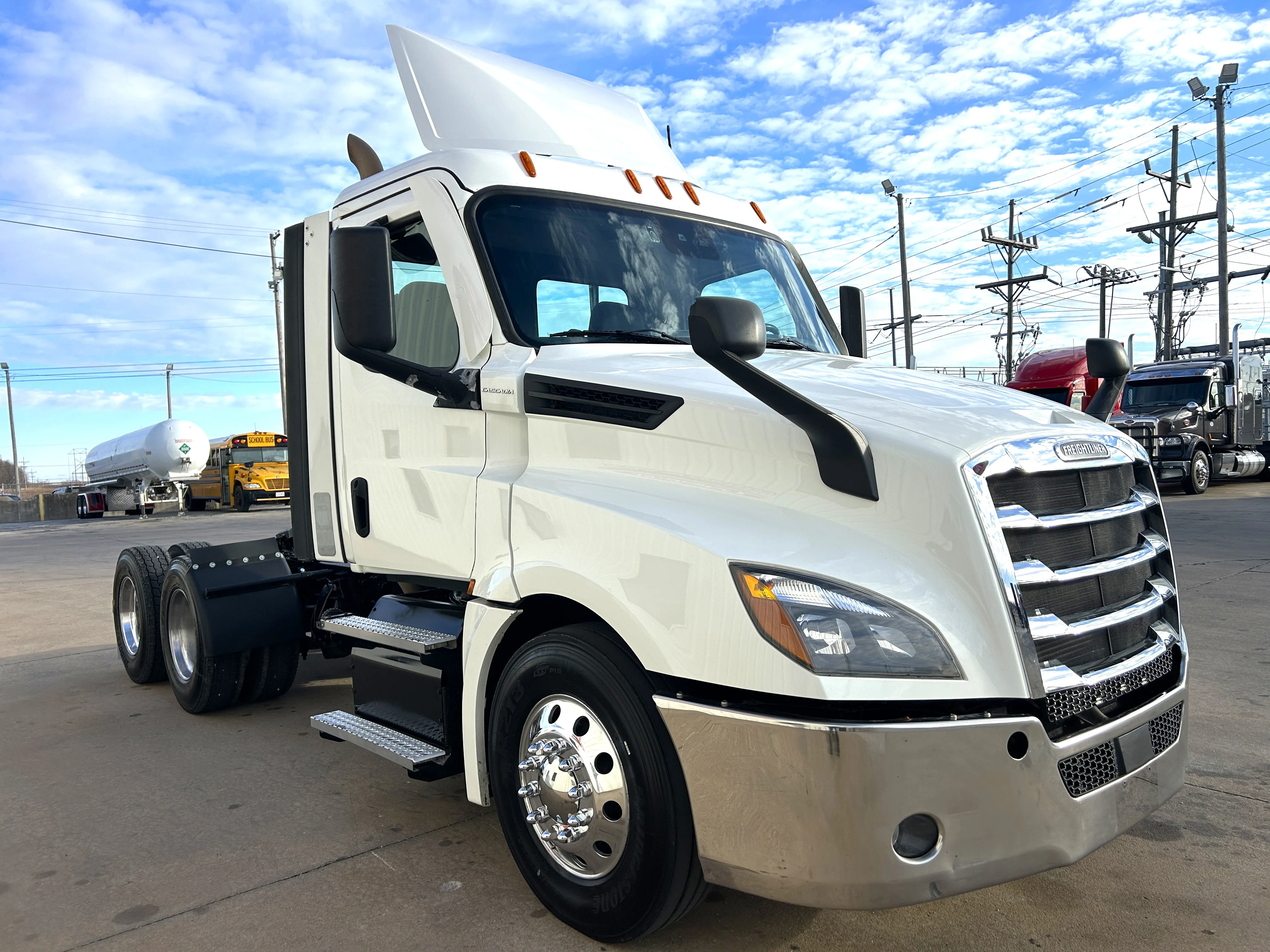 2021 Freightliner Cascadia - image 3