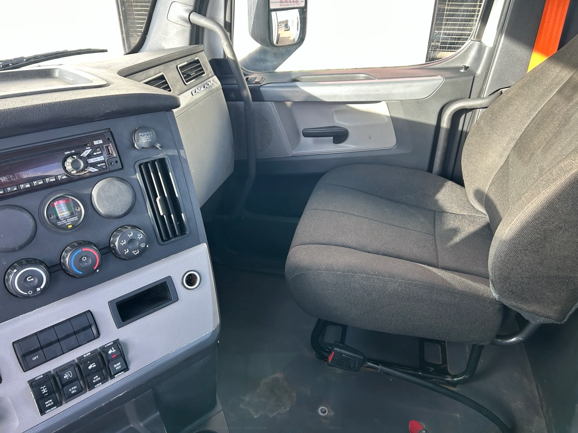 2021 Freightliner Cascadia - image 9
