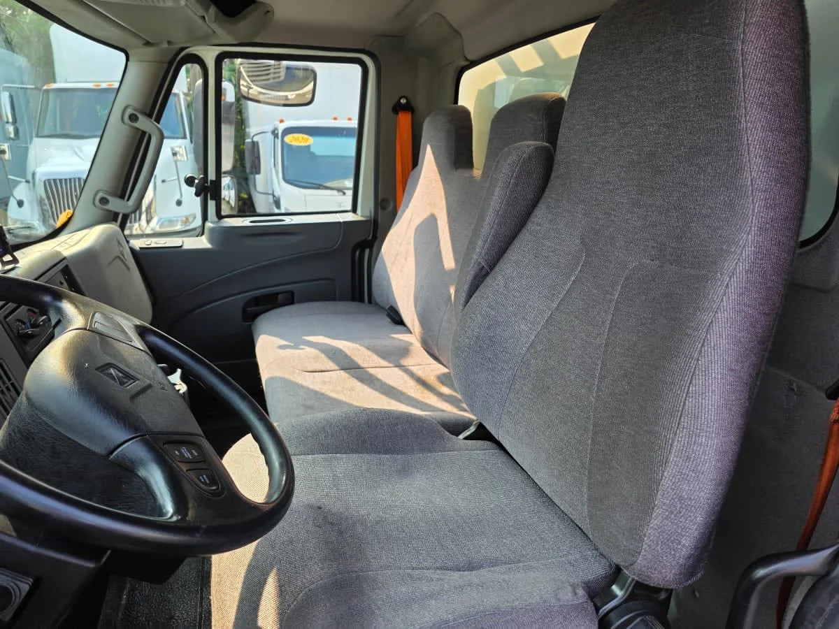 2019 International 4300 - image 8