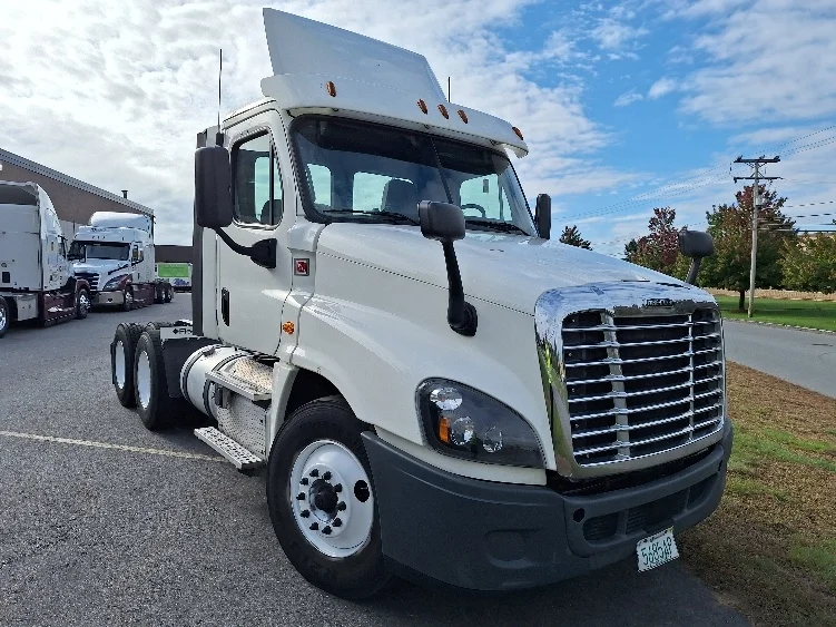 2018 Freightliner Cascadia - image 1