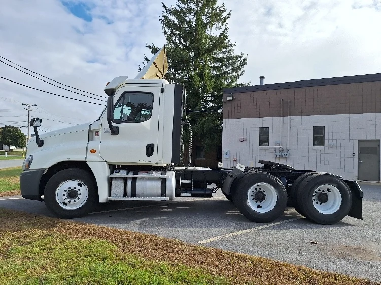 2018 Freightliner Cascadia - image 4