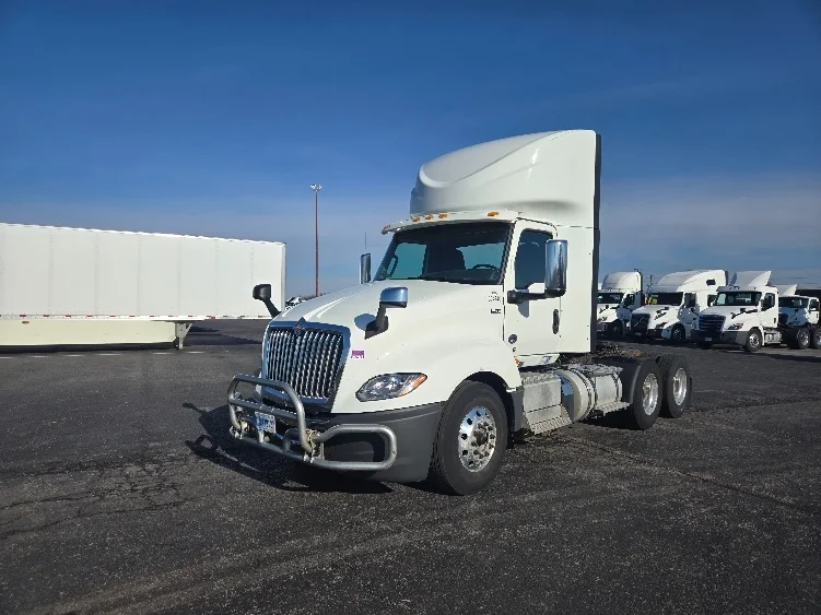 2020 International LT - image 3