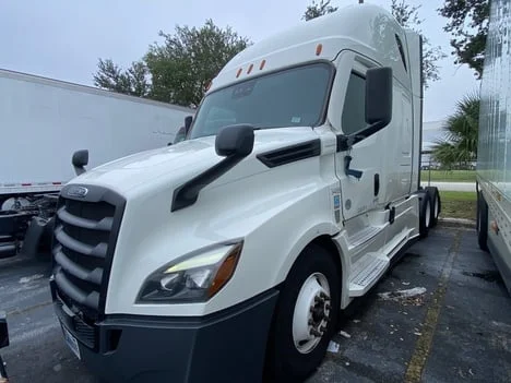 2021 Freightliner Cascadia - image 3
