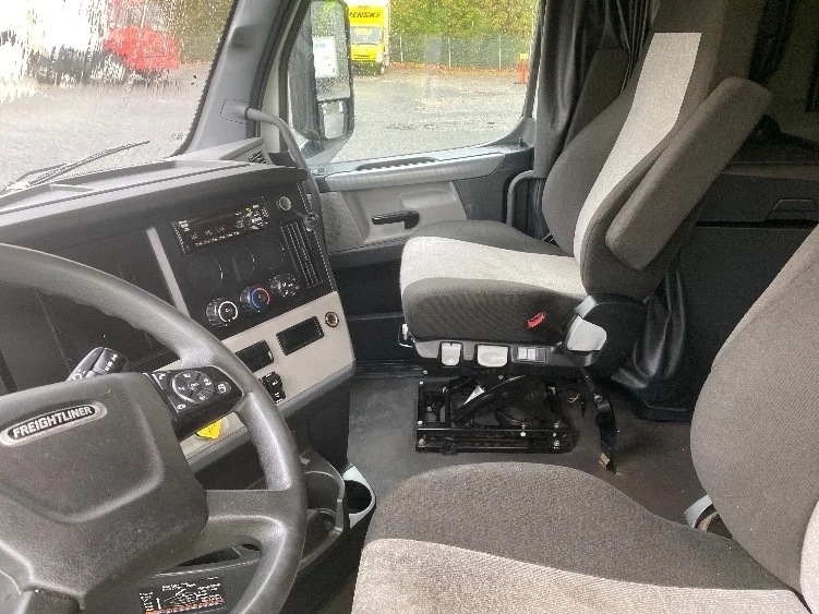 2021 Freightliner Cascadia - image 10