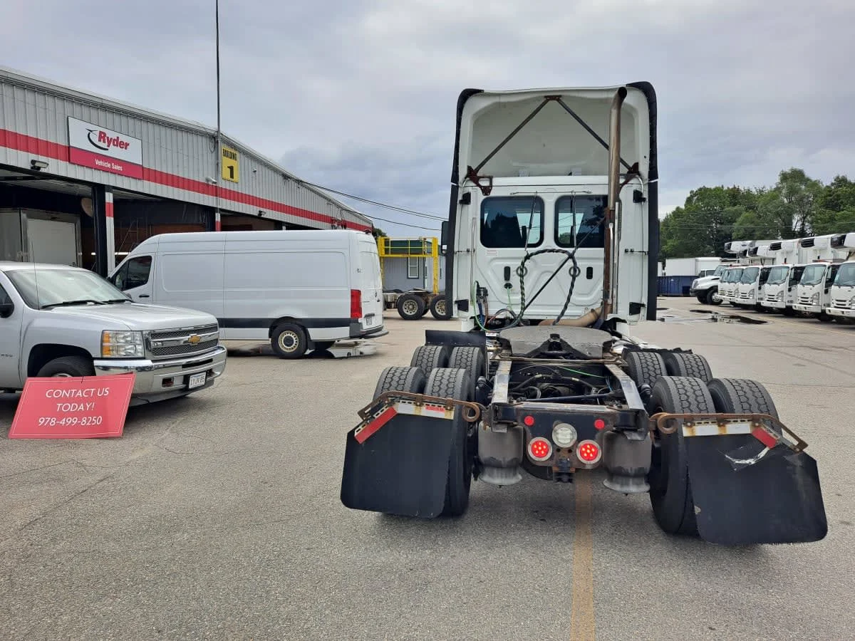 2020 Freightliner Cascadia in Salisbury, MA — photo 5
