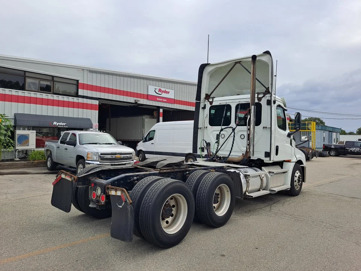 2020 Freightliner Cascadia in Salisbury, MA — photo 4