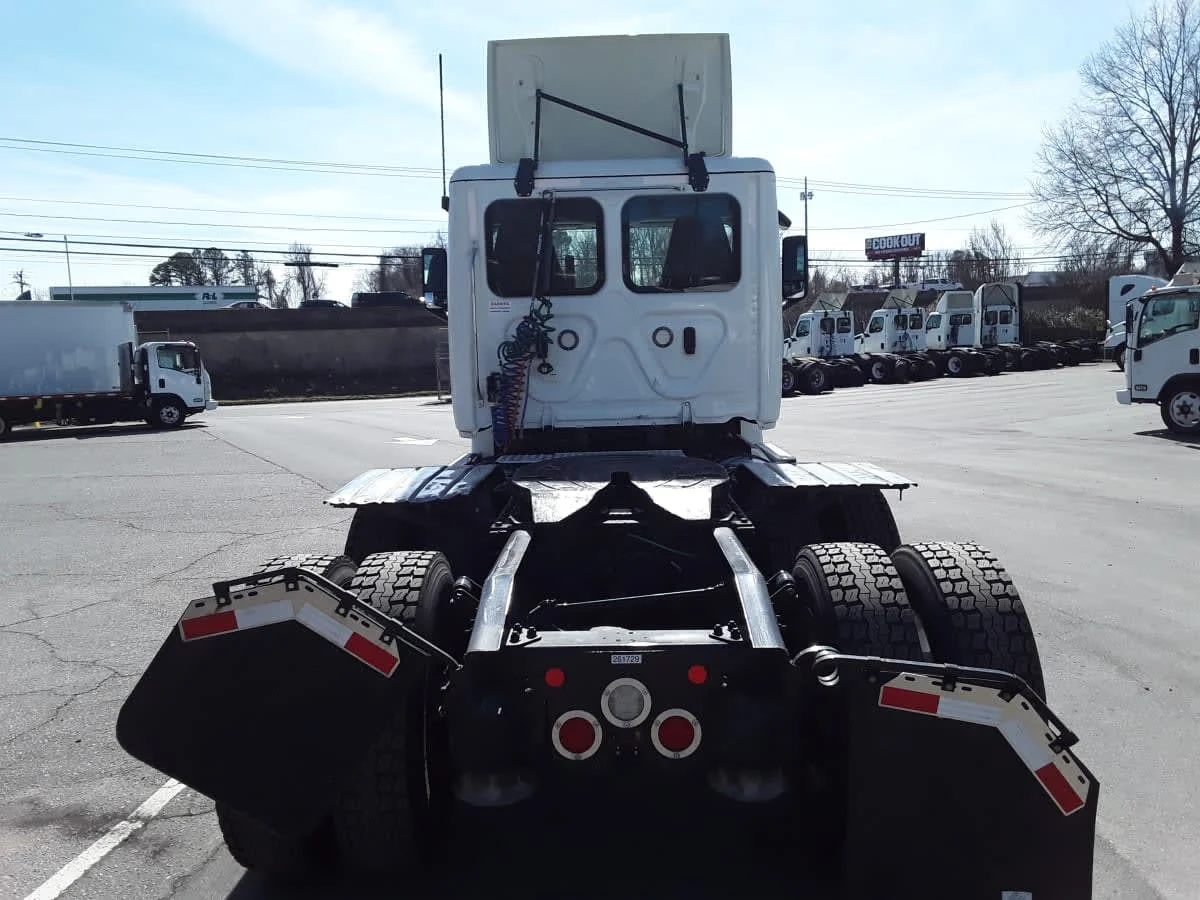 2021 Freightliner Cascadia - image 5