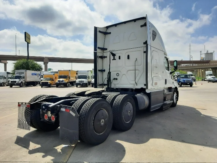 2023 Freightliner Cascadia - image 7
