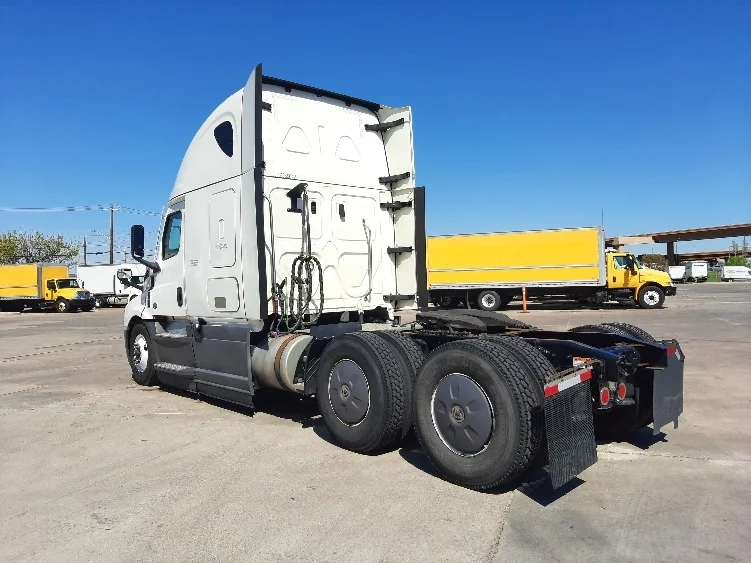 2023 Freightliner Cascadia - image 5