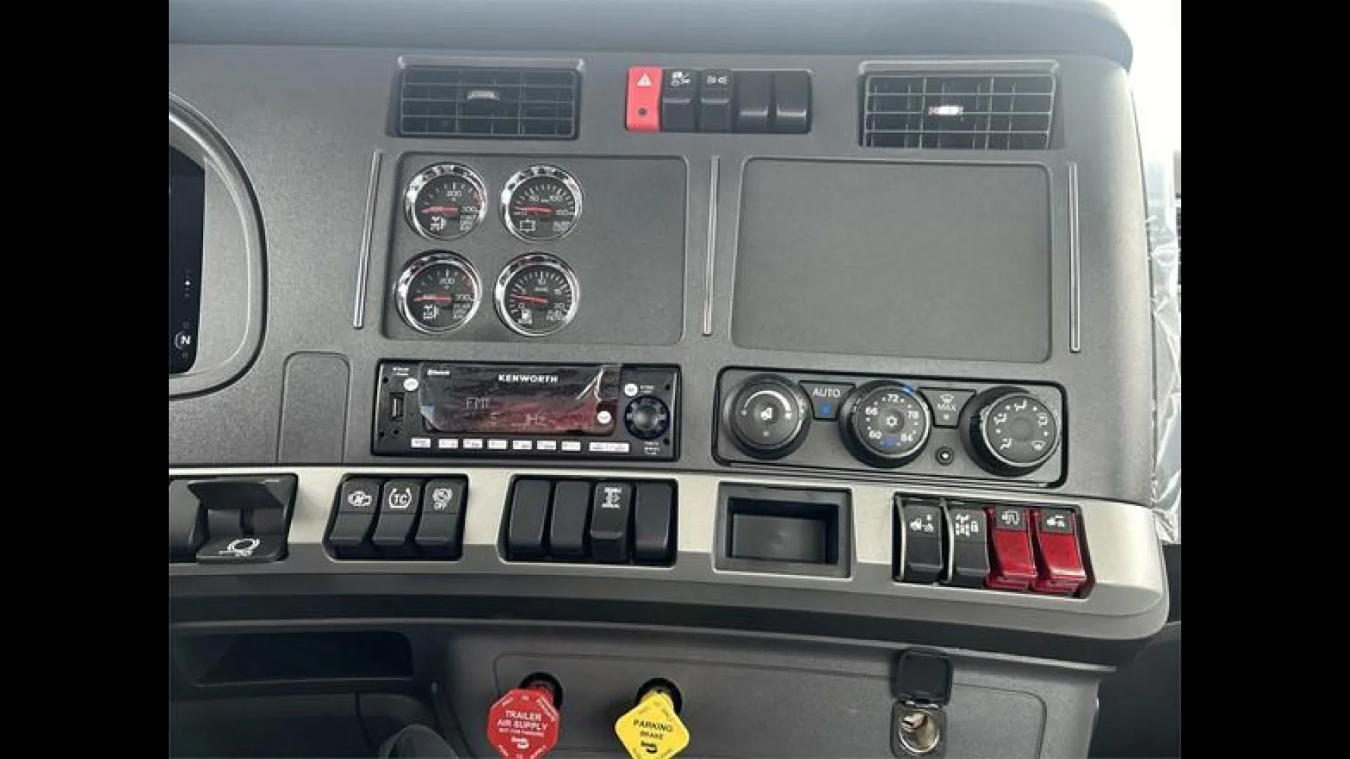 2025 Kenworth T880 - image 13